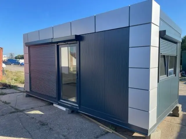 Biuro 6 × 3 m z roletami