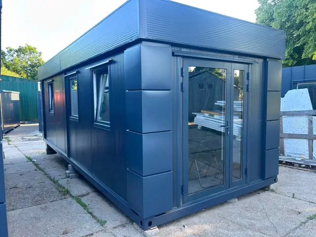 Biuro przy hali produkcyjnej