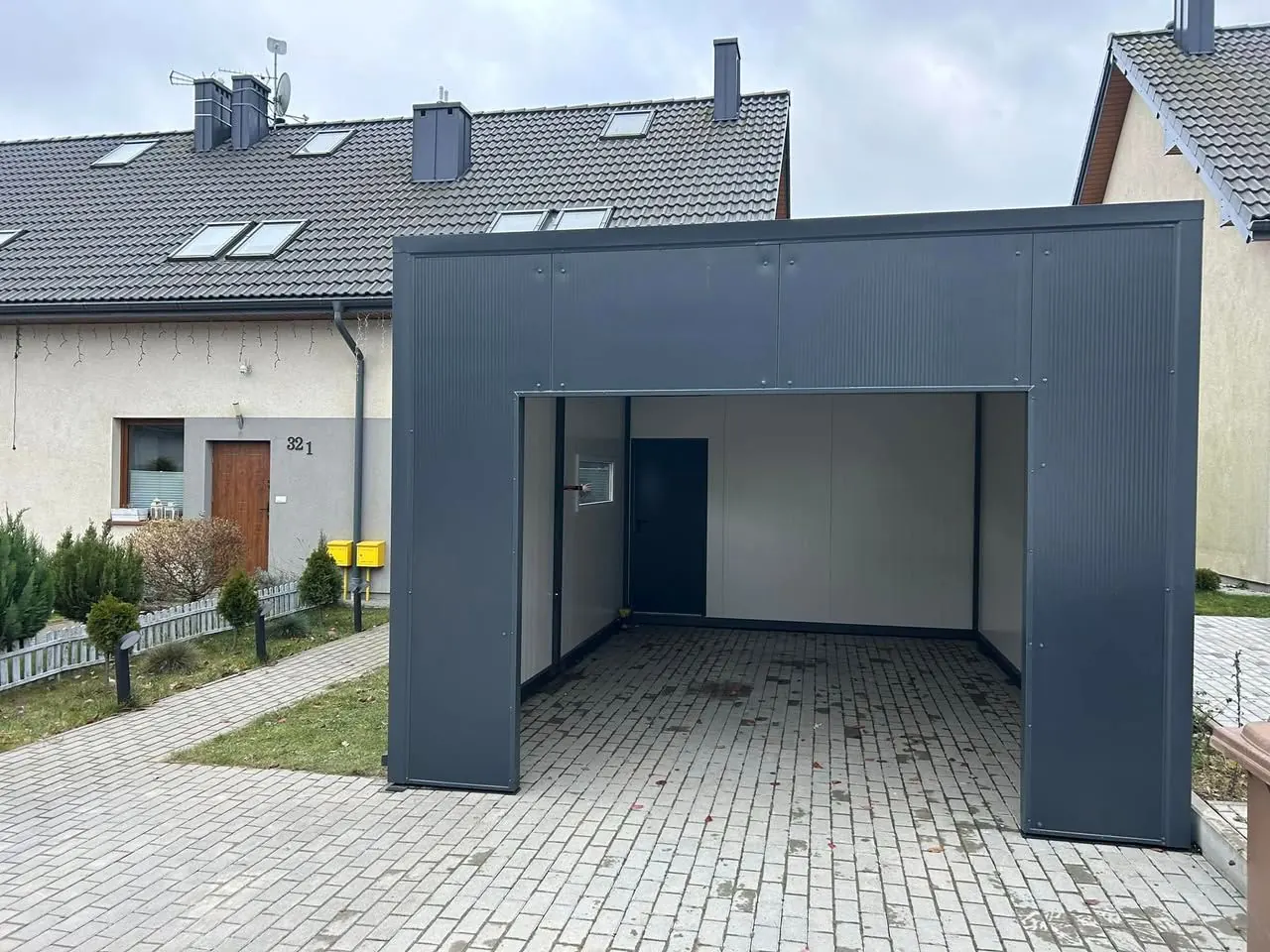 Garaż 24 m² z bramą panelową