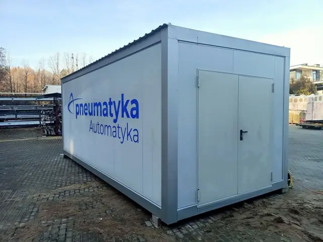 Kontener techniczny ze stojakami