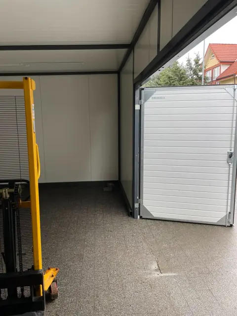 Magazyn / garaż z bramą 3 m